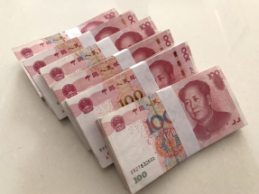 人民幣中間價創逾33個月新高，報6.9398兌1美元，較上日中間價回升59點子。（港台圖片）