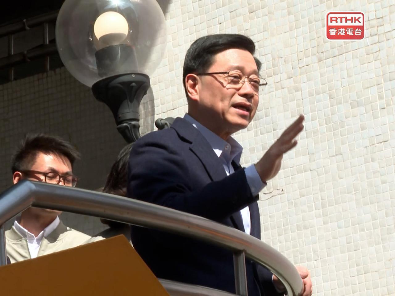 李家超與市民交流、揮手，並先後用普通話及廣東話與市民拜年。（陳永祥攝）