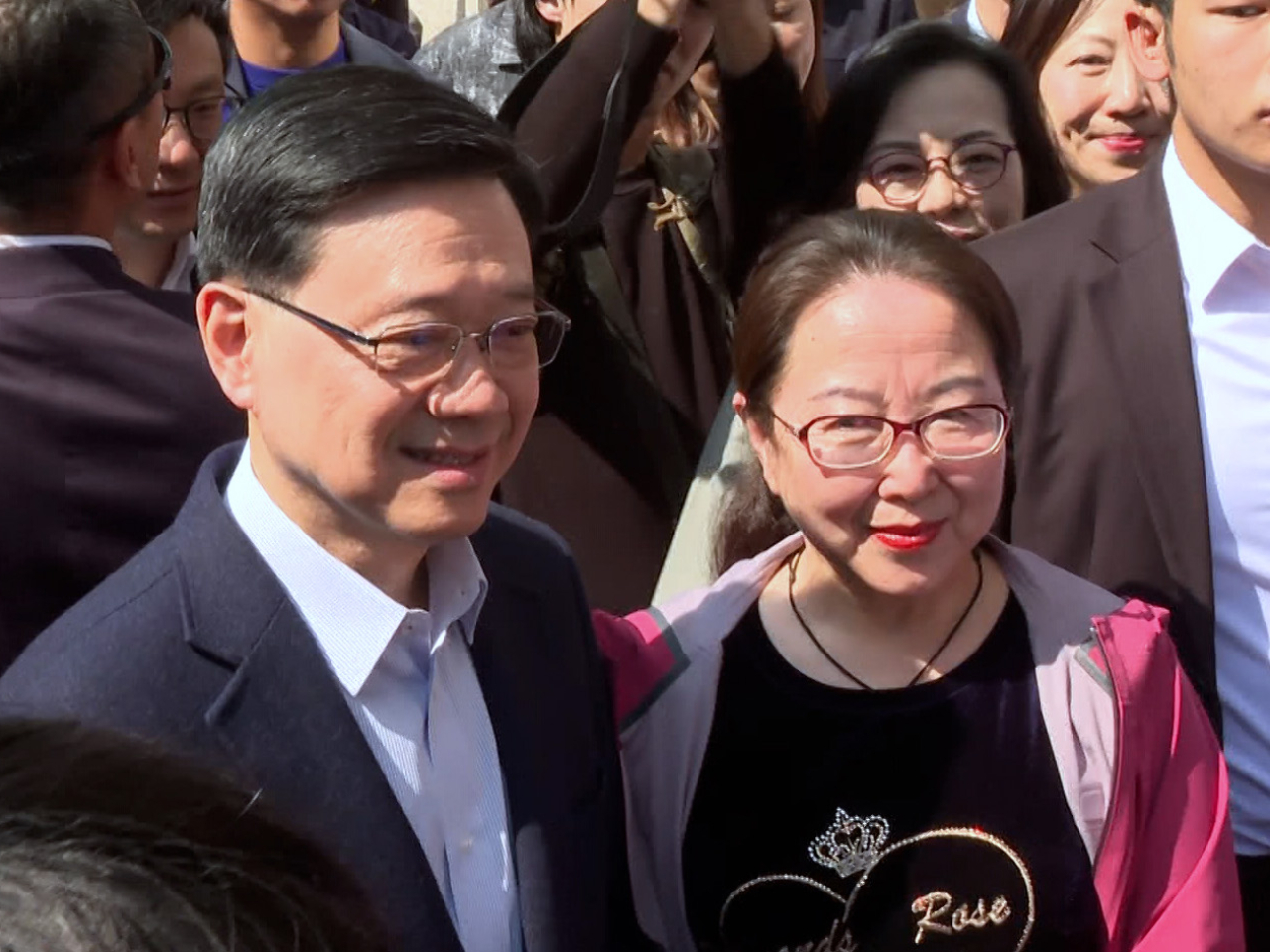 李家超與市民合照。（陳永祥攝）