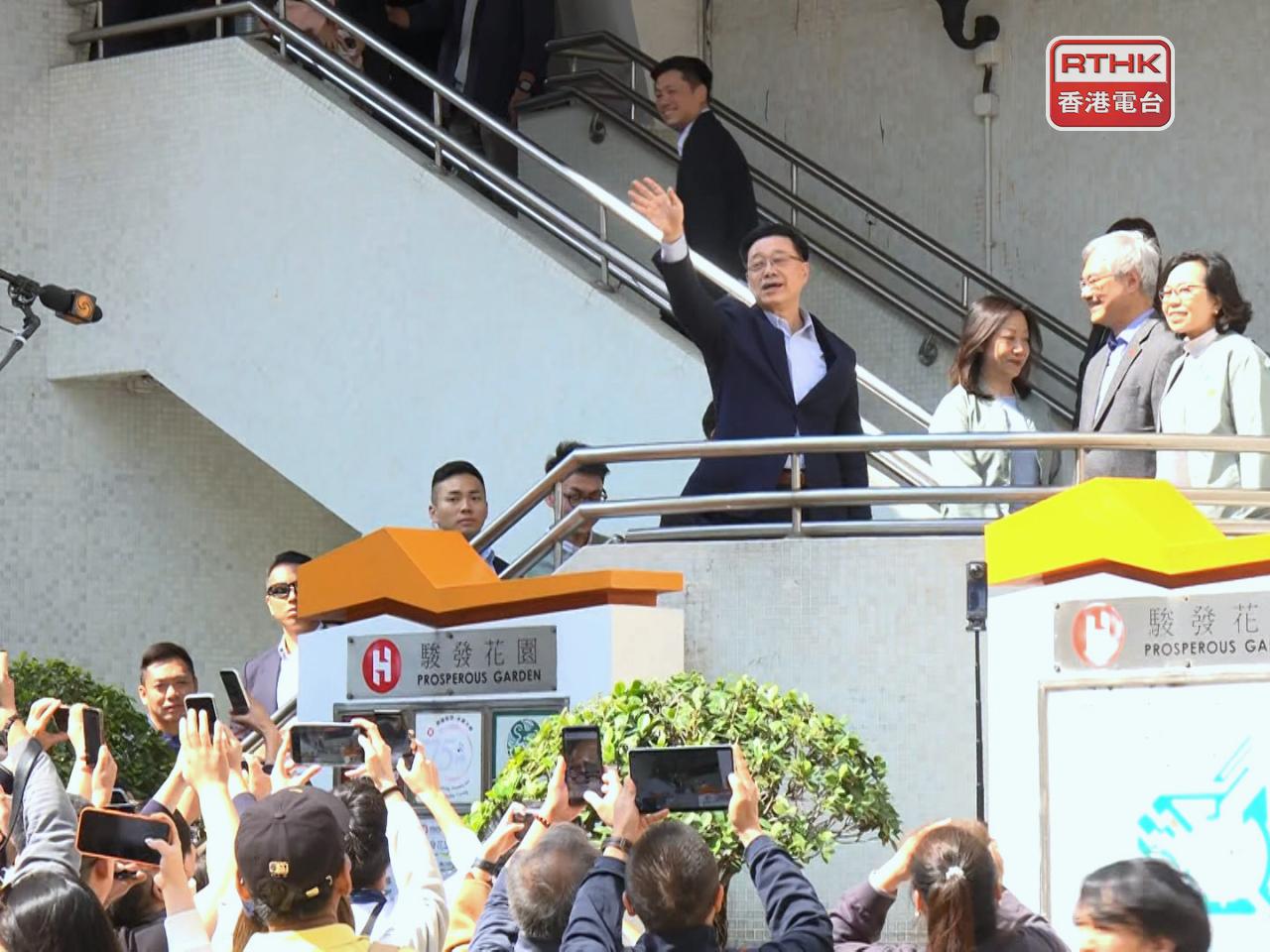 現場有大批市民圍觀拍照，李家超與市民交流、揮手。（鍾家銘攝）