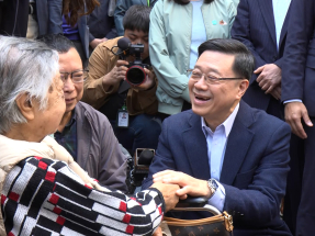 李家超油麻地家訪後轉到社區中心與長者交流