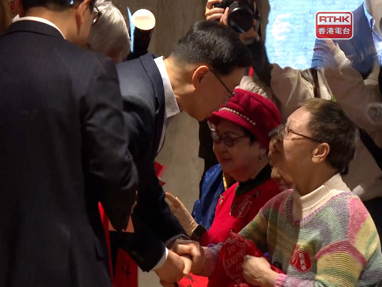 李家超向長者派揮春。 （陳永祥攝）