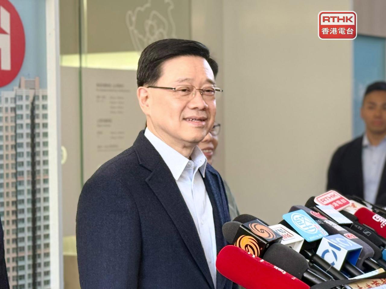 李家超透露，到啟德青年驛站探望宏福苑居民。（盧紫菁攝）