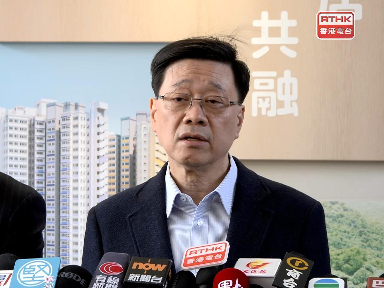 李家超要求每名司局長過年前落區，了解居民生活。（廖漢榮攝）