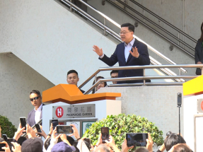 CE visits Wang Fuk Court residents
