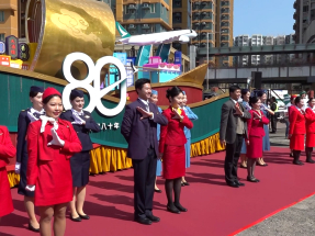 參與年初一新春匯演12部花車亮相　國泰花車展示經典客機