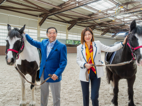 唐家成（左）指出，「馬」充滿力量與鬥志，港交所會「馬力全開」，與市場各界攜手迎接更大機遇。（港交所圖片）