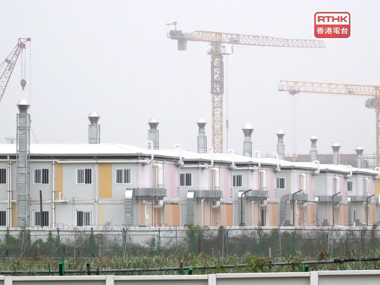 政府將轉移河套區東端一幅約3.6公頃用地上的隔離設施，進行土地平整工程，以便於今年中釋出該幅土地。（港台圖片）