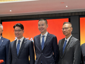 李民橋（右二）相信，今年上半年息差表現保持平穩。（羅煒皓攝）