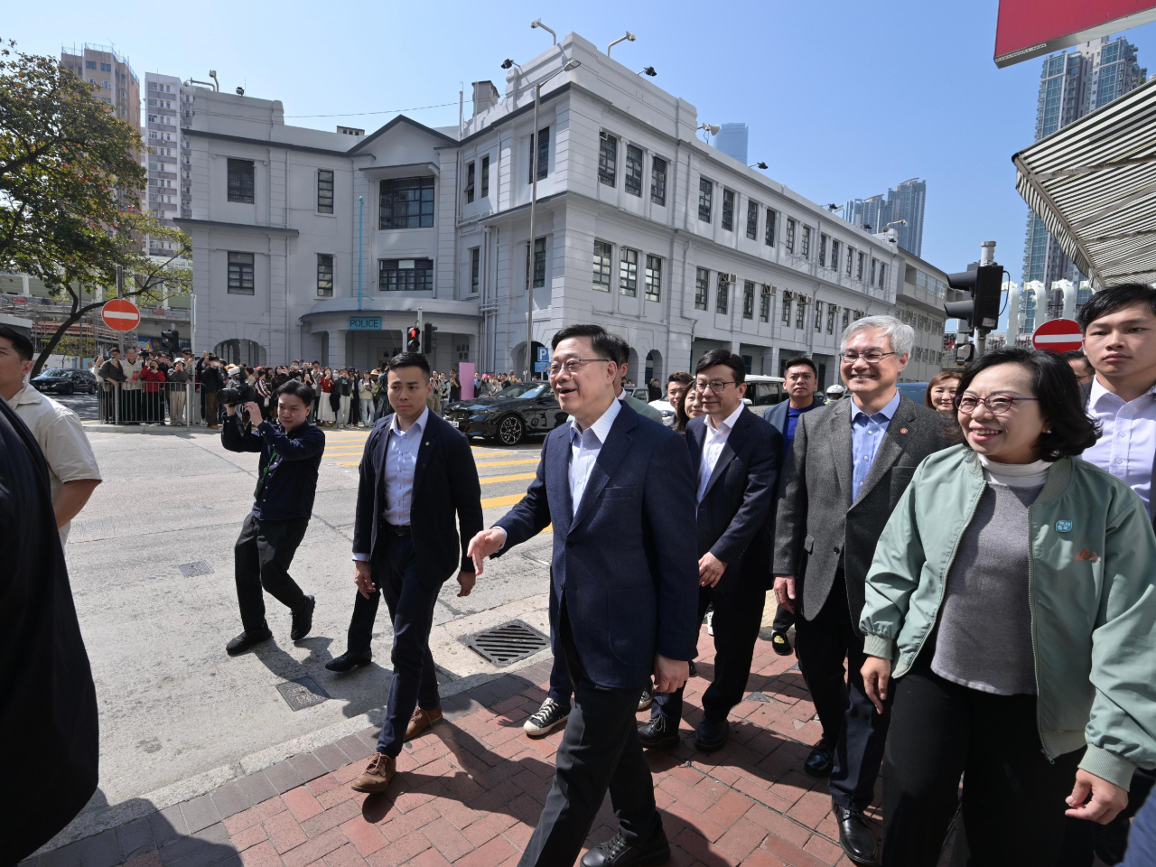 李家超（右五）在麥美娟（右二）和孫玉菡（右四）陪同下到訪油麻地，並與公眾交流。（政府新聞處）