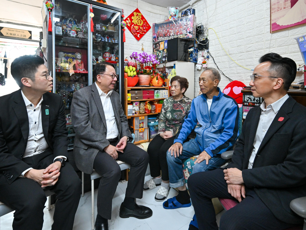 陳國基（左二）探訪居於順利邨的雙老家庭，了解他們的生活情況和需要。（政府新聞處）