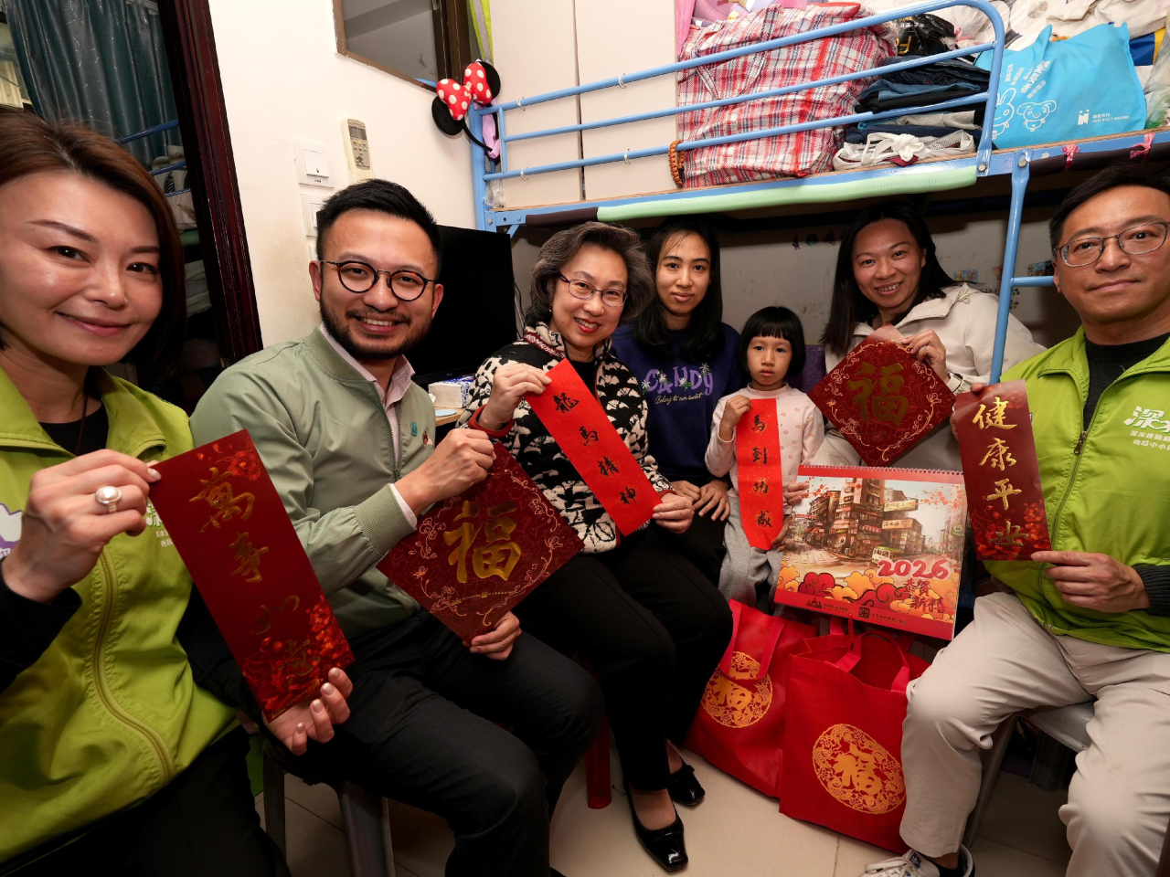 楊何蓓茵（左三）探訪居於深水埗的家庭，在農曆新年前送上關愛與祝福。（政府新聞處）