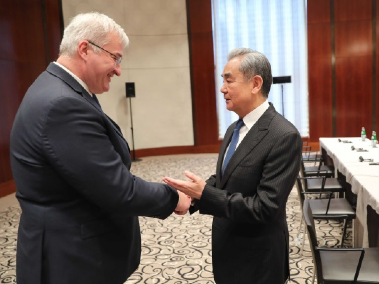 王毅在出席慕尼黑安全會議期間，與瑟比加會面。（外交部網頁圖片）