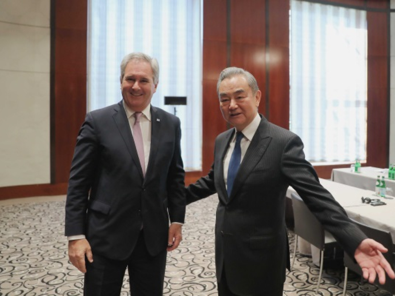 王毅在出席慕尼黑安全會議期間，與基爾諾會面。（外交部網頁圖片）