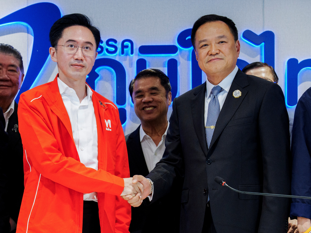 阿努廷（右）宣布，他所領導的自豪泰黨與為泰黨，已就組建聯合政府達成一致。（路透社）