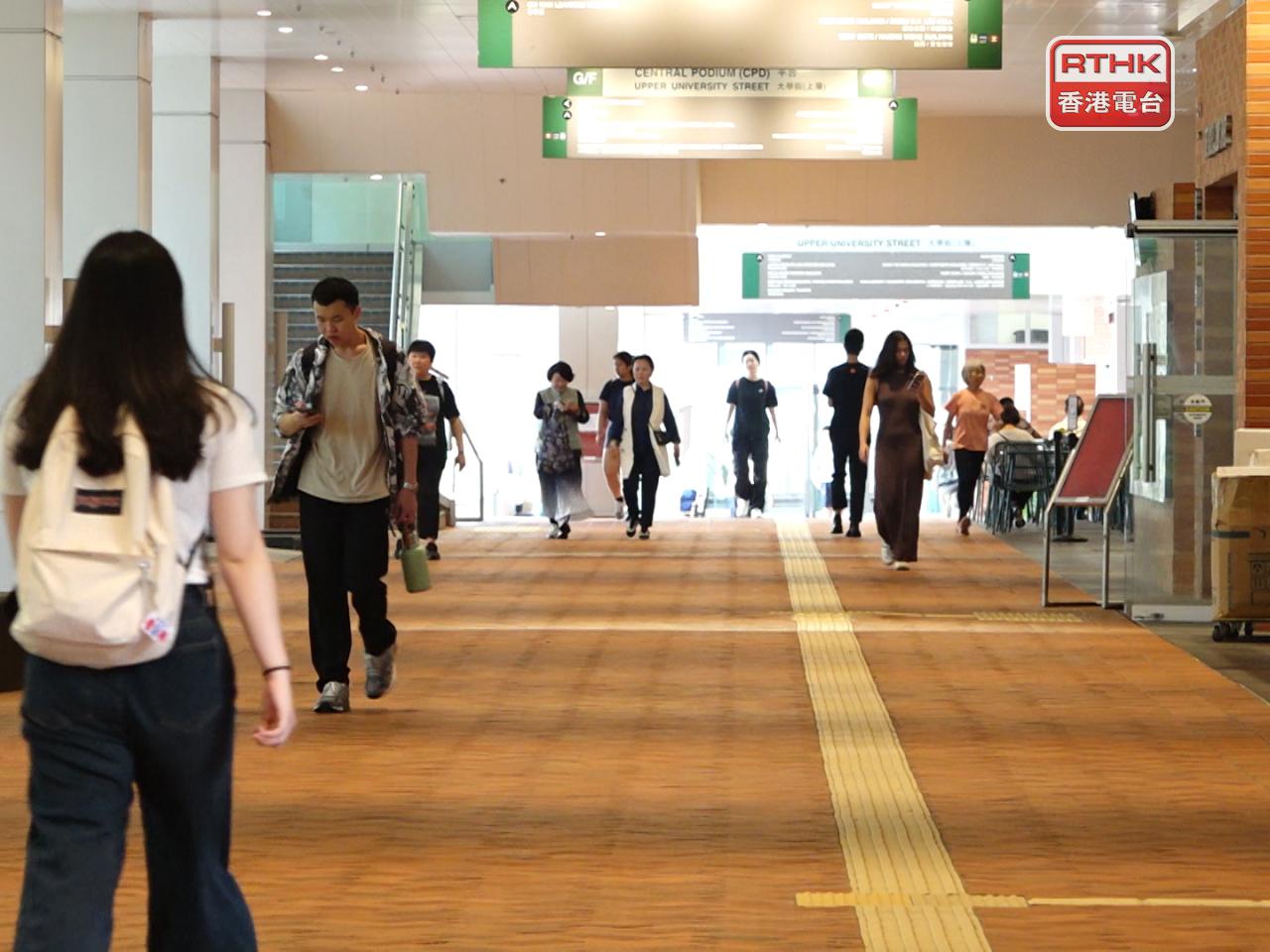 蔡若蓮表示，本港學生每年的本科學位維持15000個不變，在收取本地生後，才會收非本地生。（港台圖片）