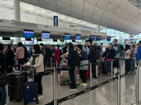 大批市民機場出發新春外遊　機場櫃位現人龍秩序大致正常