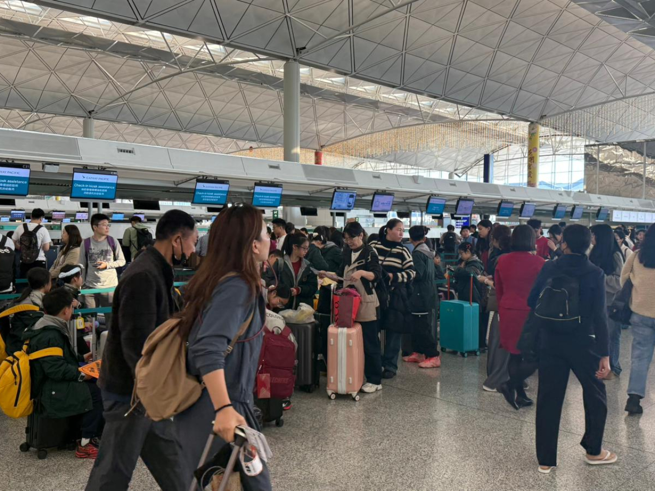 截至早上10時，最多人選擇在機場離境，有3萬1千人次。（盧紫菁攝）