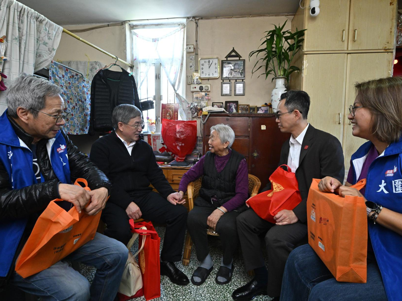 卓永興落區探訪長者。（卓永興社交網站）