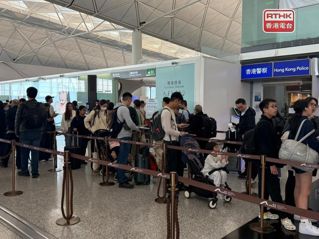 入境處表示，截至下午4時，共有近69萬人次經各管制站出入境。(盧紫菁攝)