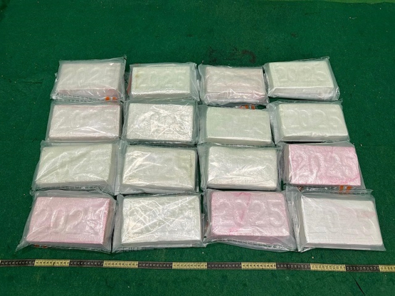 海關在機場拘捕一名27歲的入境旅客，涉嫌販毒，檢獲約16公斤懷疑可卡因。(政府新聞處)