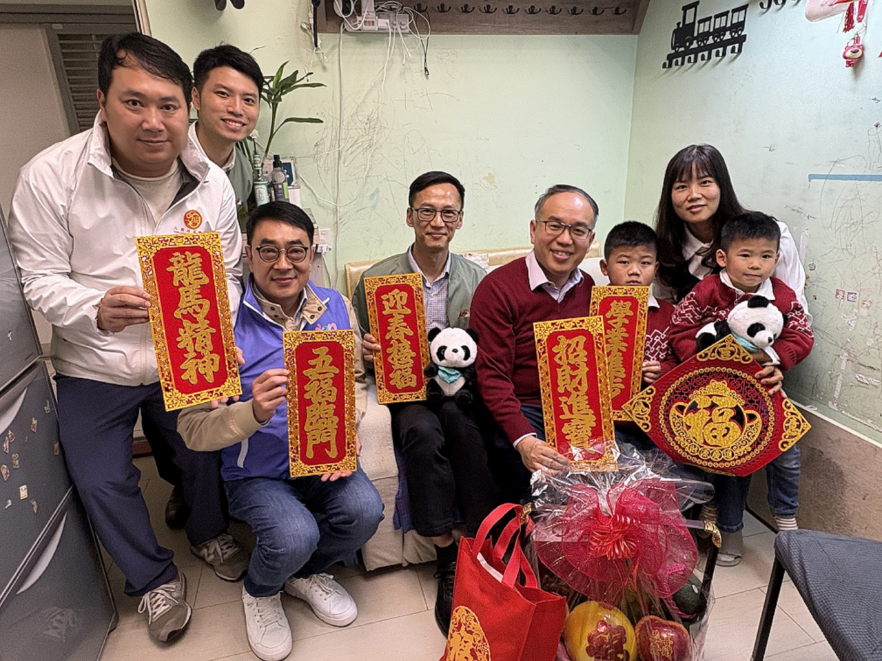 許正宇(右四)探訪德朗邨的年青家庭。(政府新聞處)