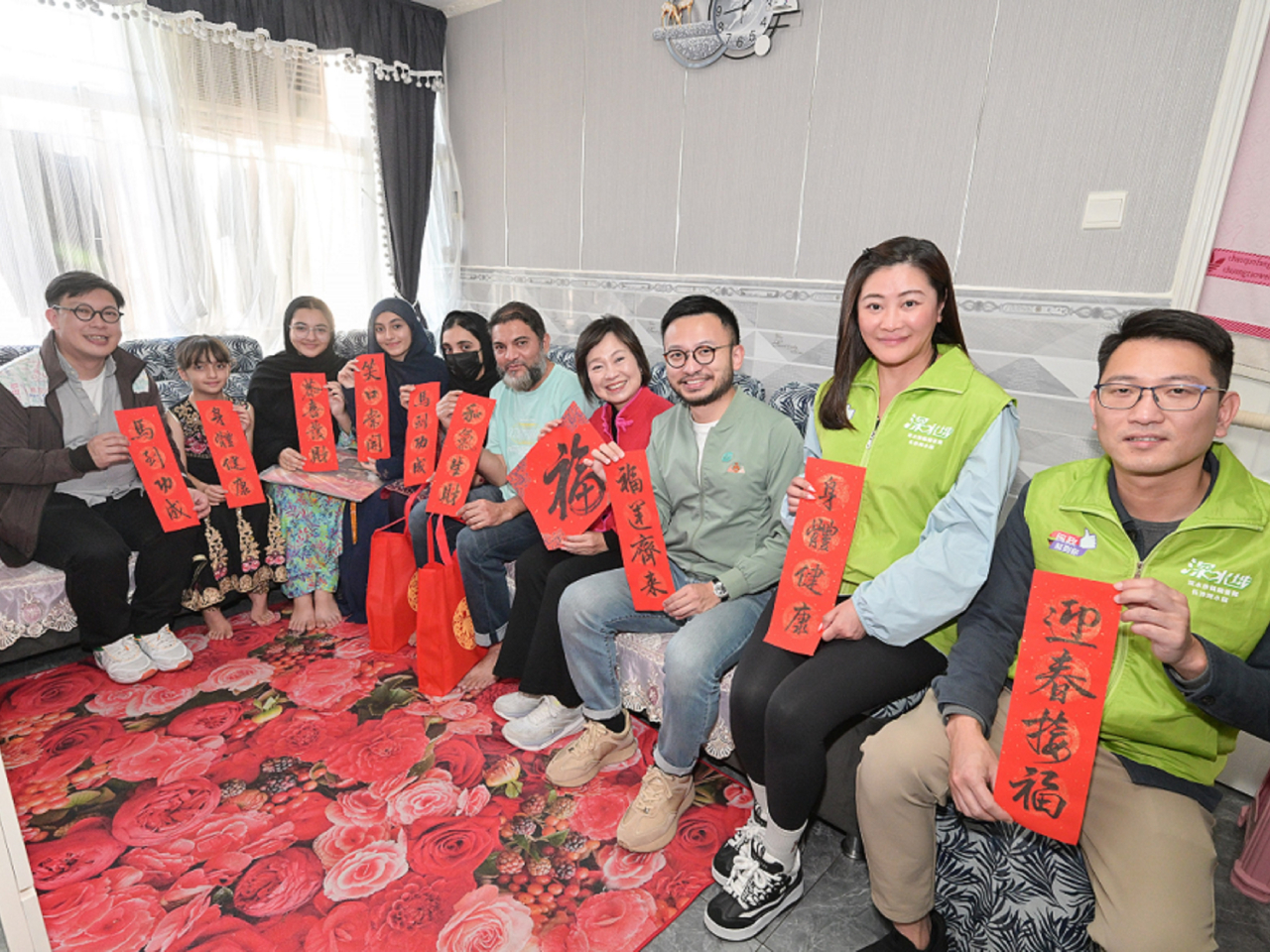 蔡若蓮(右四)探訪少數族裔家庭。(政府新聞處)