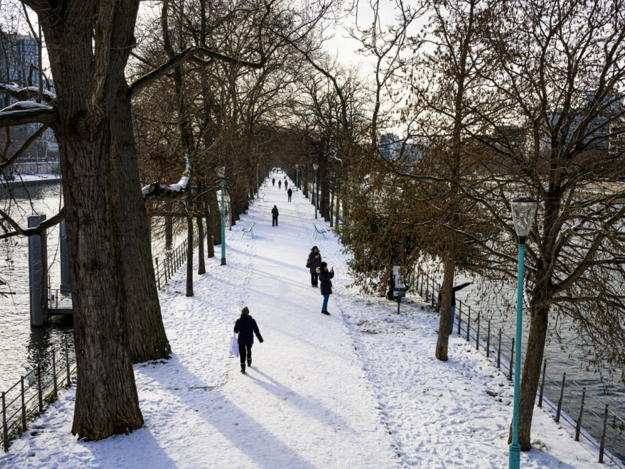 法國氣象部門預計，巴黎等地今天將有顯著降雪，可能影響陸空交通。（法新社資料圖片）