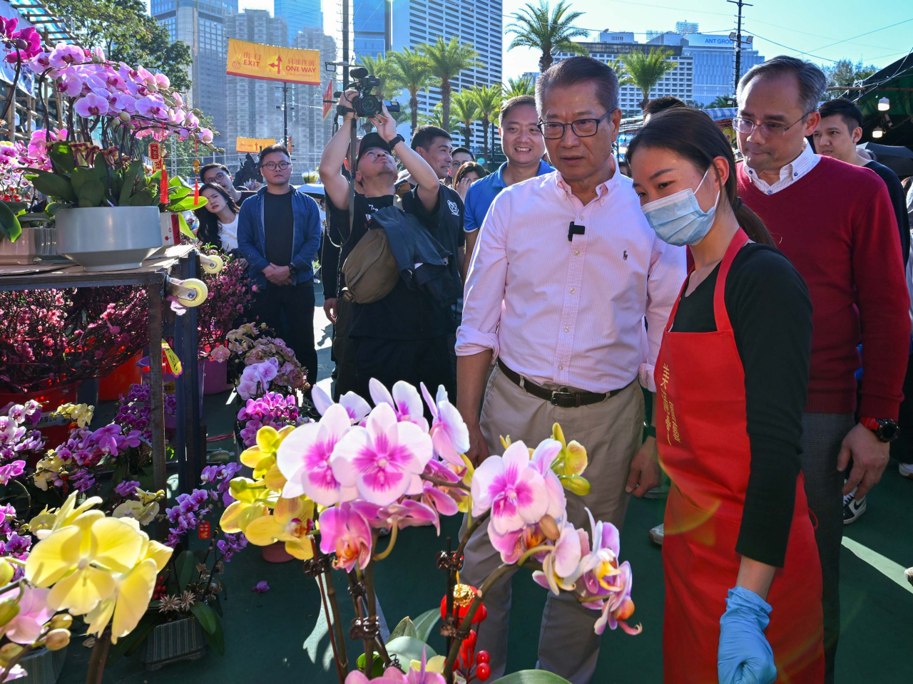 陳茂波昨日到過維園年宵市場，提及曾與部分年宵攤檔商戶傾談，並引述商戶指今年氣氛比去年好。（司長隨筆）