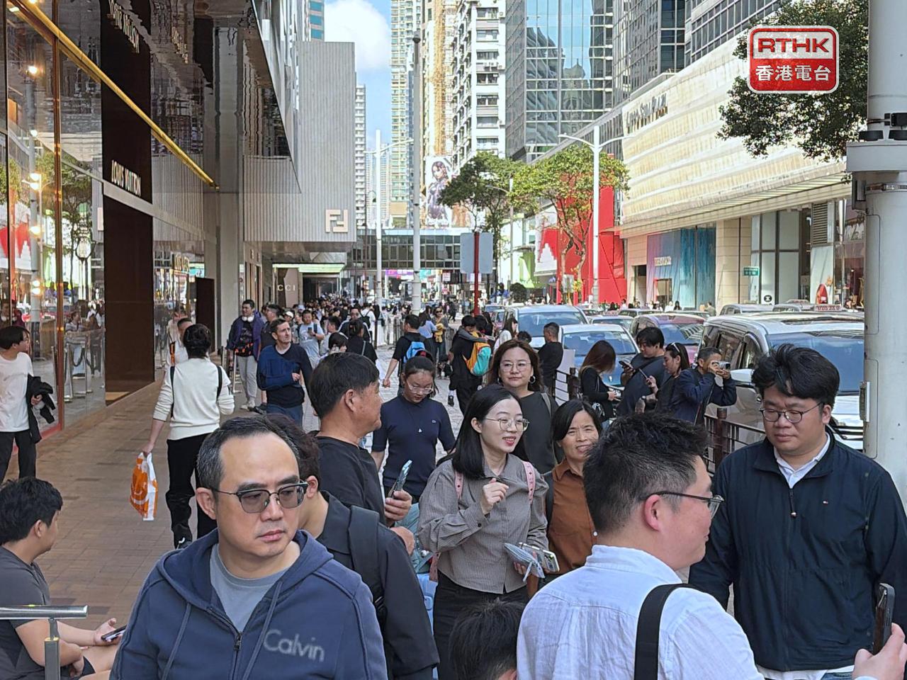 不少旅客到尖沙咀一帶購物。（鄧鈞尤攝）