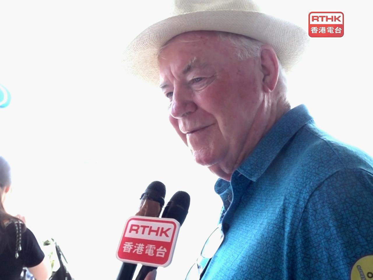 有首次訪港的愛爾蘭旅客說，維港景色漂亮。（陳苑禧攝）