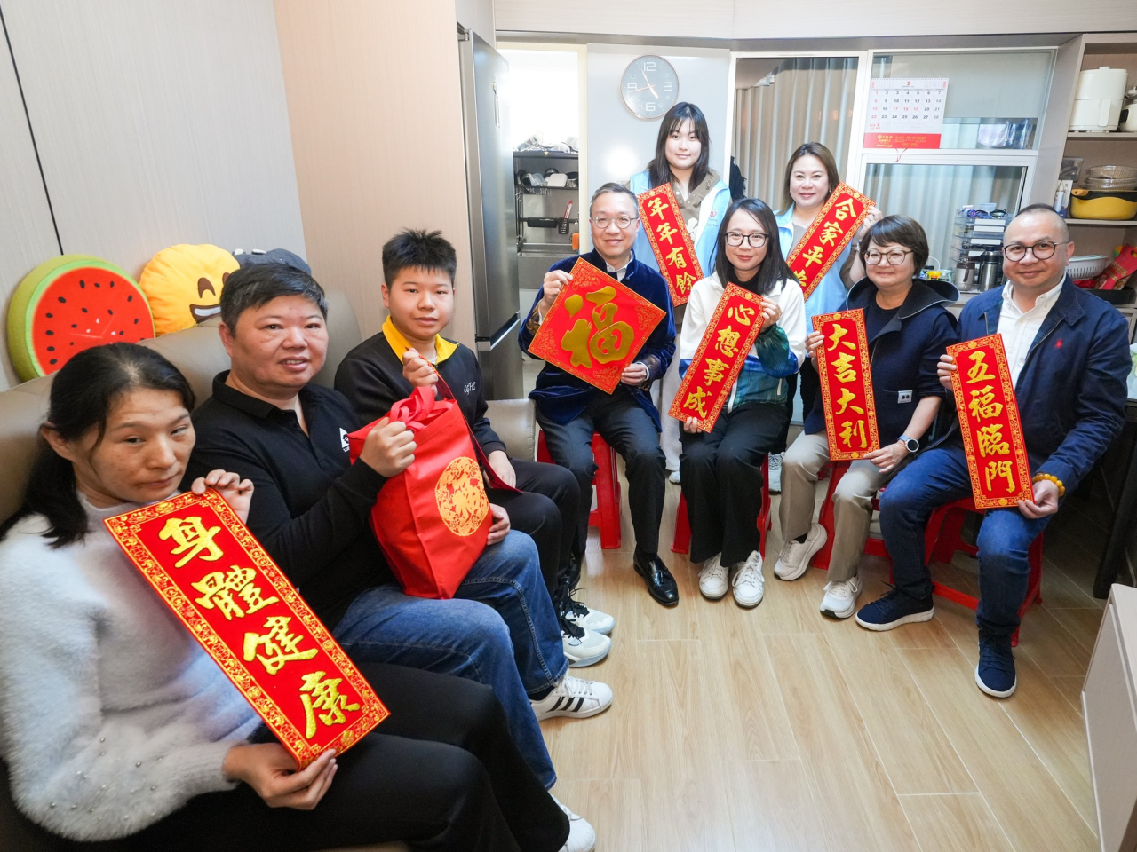 Paul Lam visits Lai Tak Estate in Tai Hang to extend Lunar New Year blessings. Photo courtesy of Paul Lam's social media
