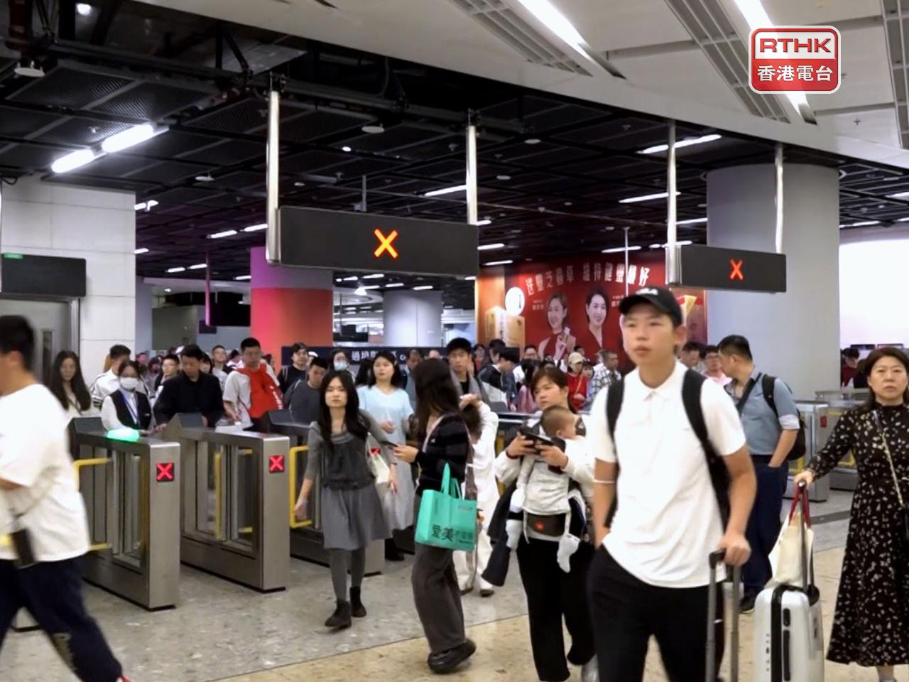 入境處數字顯示，截至下午4時，最多人從高鐵西九龍站入境本港。（陳苑禧攝）