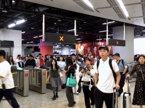 入境處數字顯示，截至下午4時，最多人從高鐵西九龍站入境本港。（陳苑禧攝）