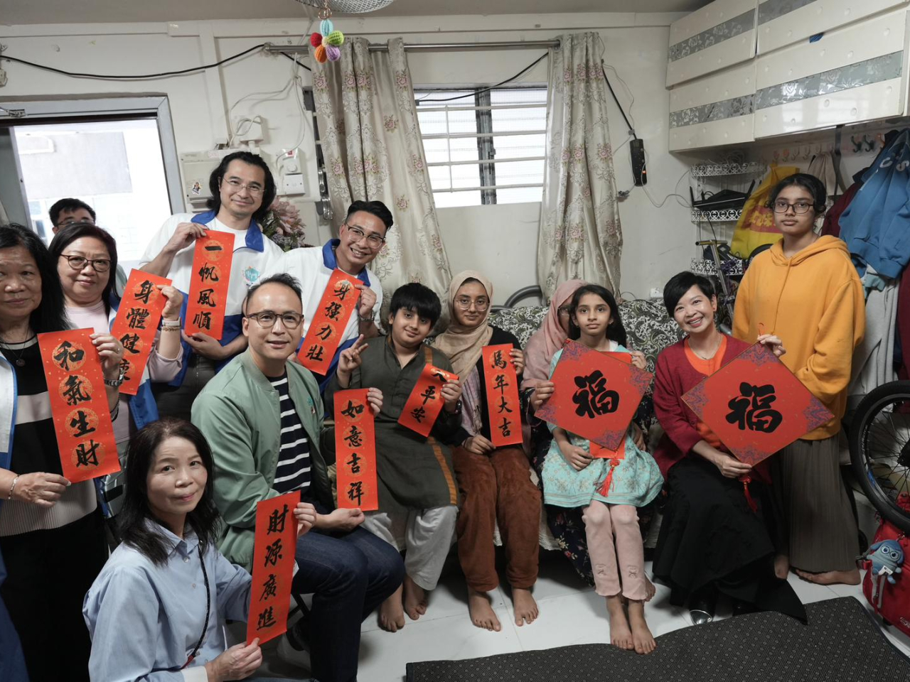 何永賢（右二）等人探訪居於三聖邨的少數族裔基層家庭。（政府新聞處）