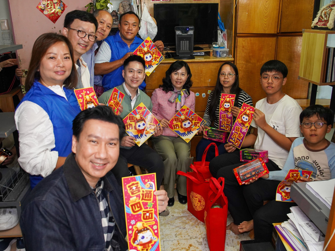 陳美寶（右四）等人探訪居於天耀邨的在學青年家庭。（政府新聞處）