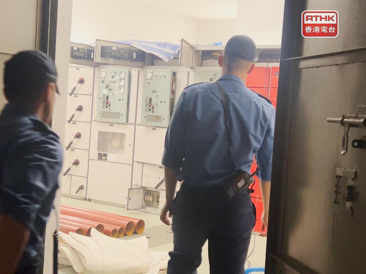 有區議員表示，懷疑地下發電機房跳掣，導致整座大廈停電。（施華駿攝）