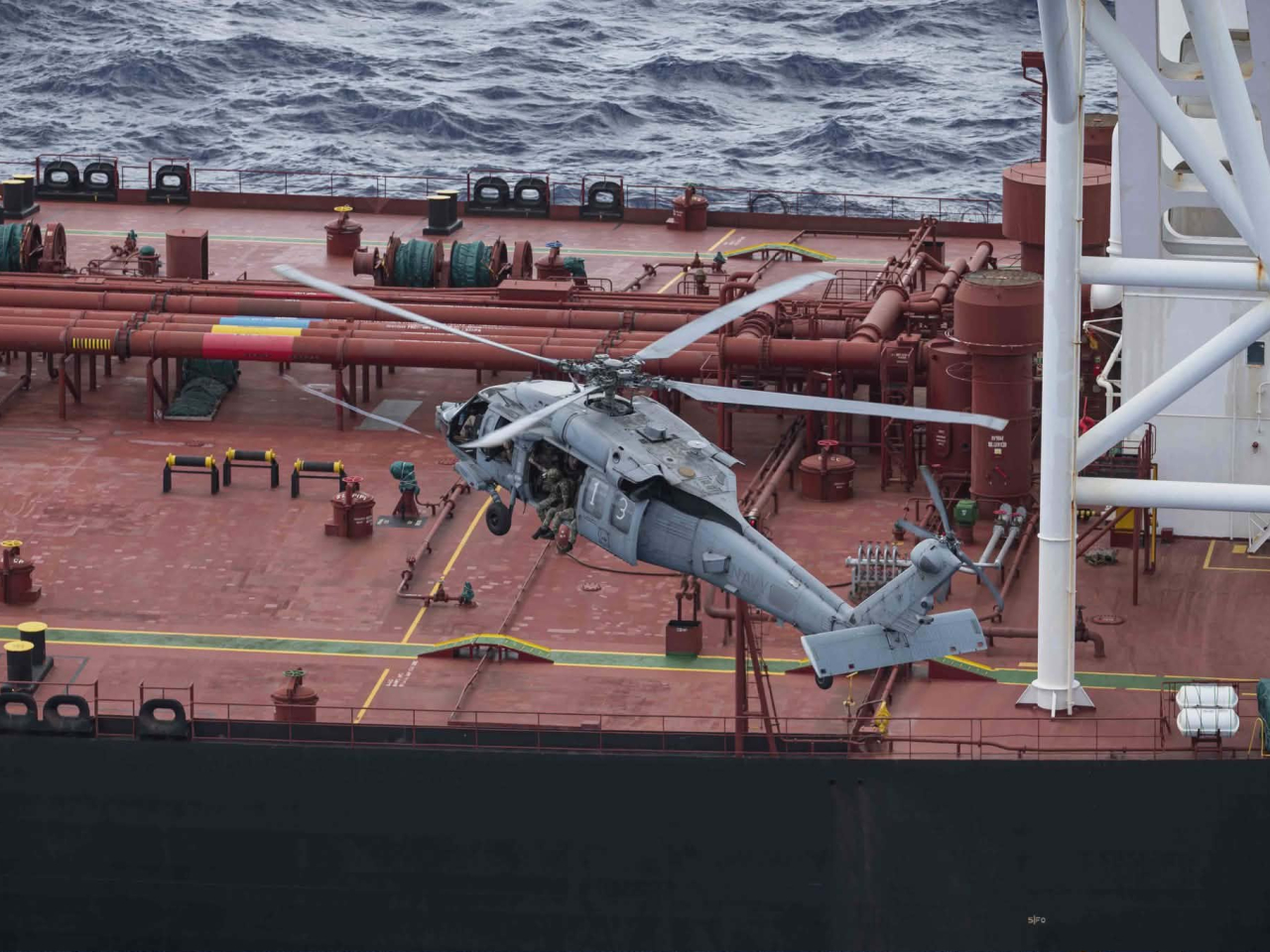 美軍在印度洋攔截運油輪。（美國國防部公布的畫面）