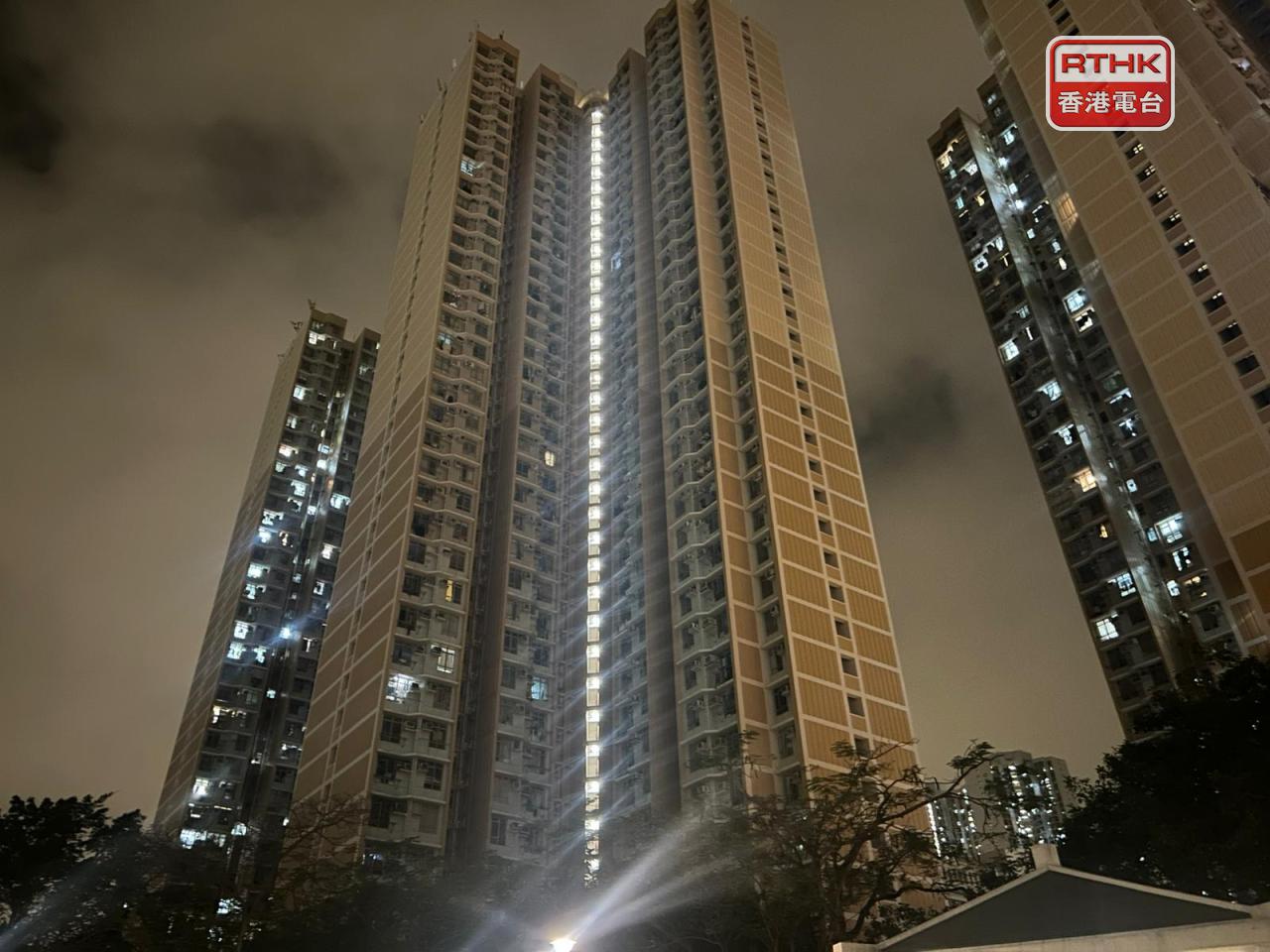 葵涌邨夏葵樓昨晚9時許停電。（港台圖片）