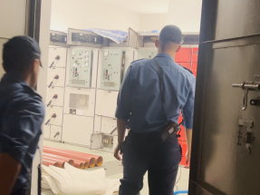 停電期間，有消防員到場調查。（港台圖片）