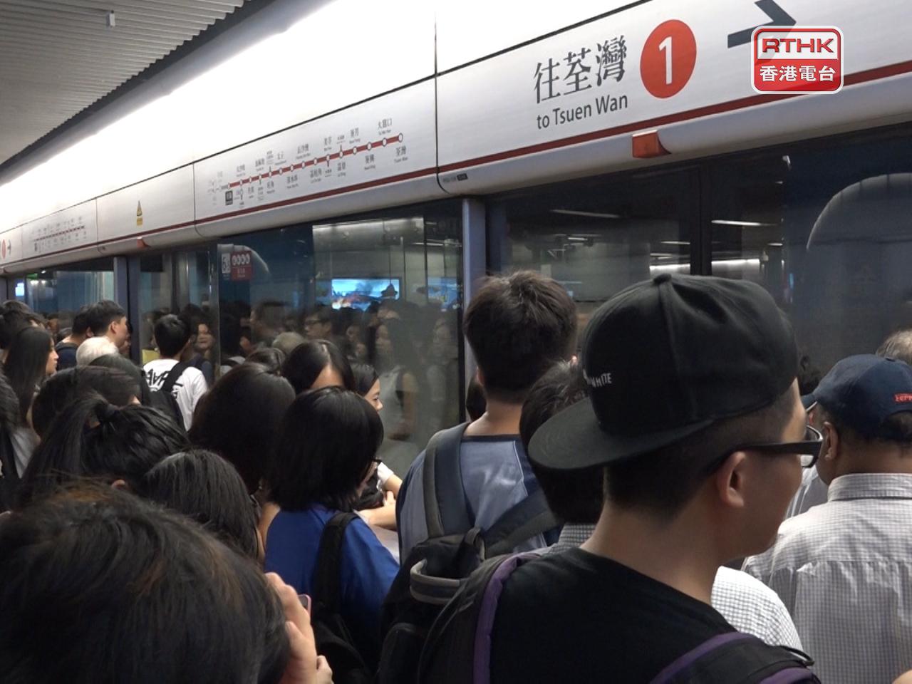 港鐵大部分本地鐵路線將通宵行駛。（港台圖片）