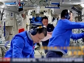 神二十乘組透露以40倍的顯微鏡看清楚舷窗裂紋