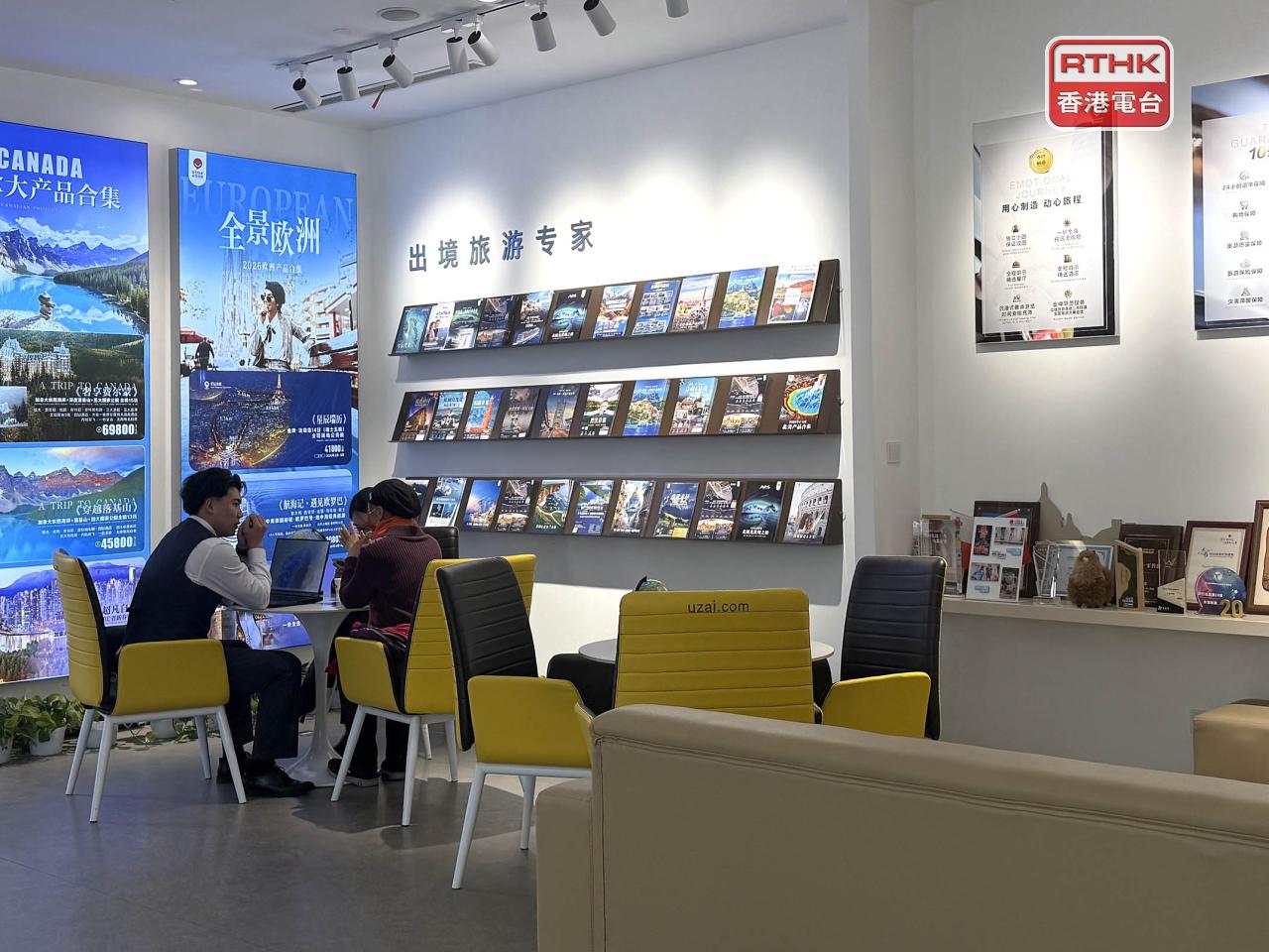 有北京旅行社稱受惠於免簽政策，東南亞市場明顯回暖，整體出境遊訂單按年增長9成。（陳曉筠攝）