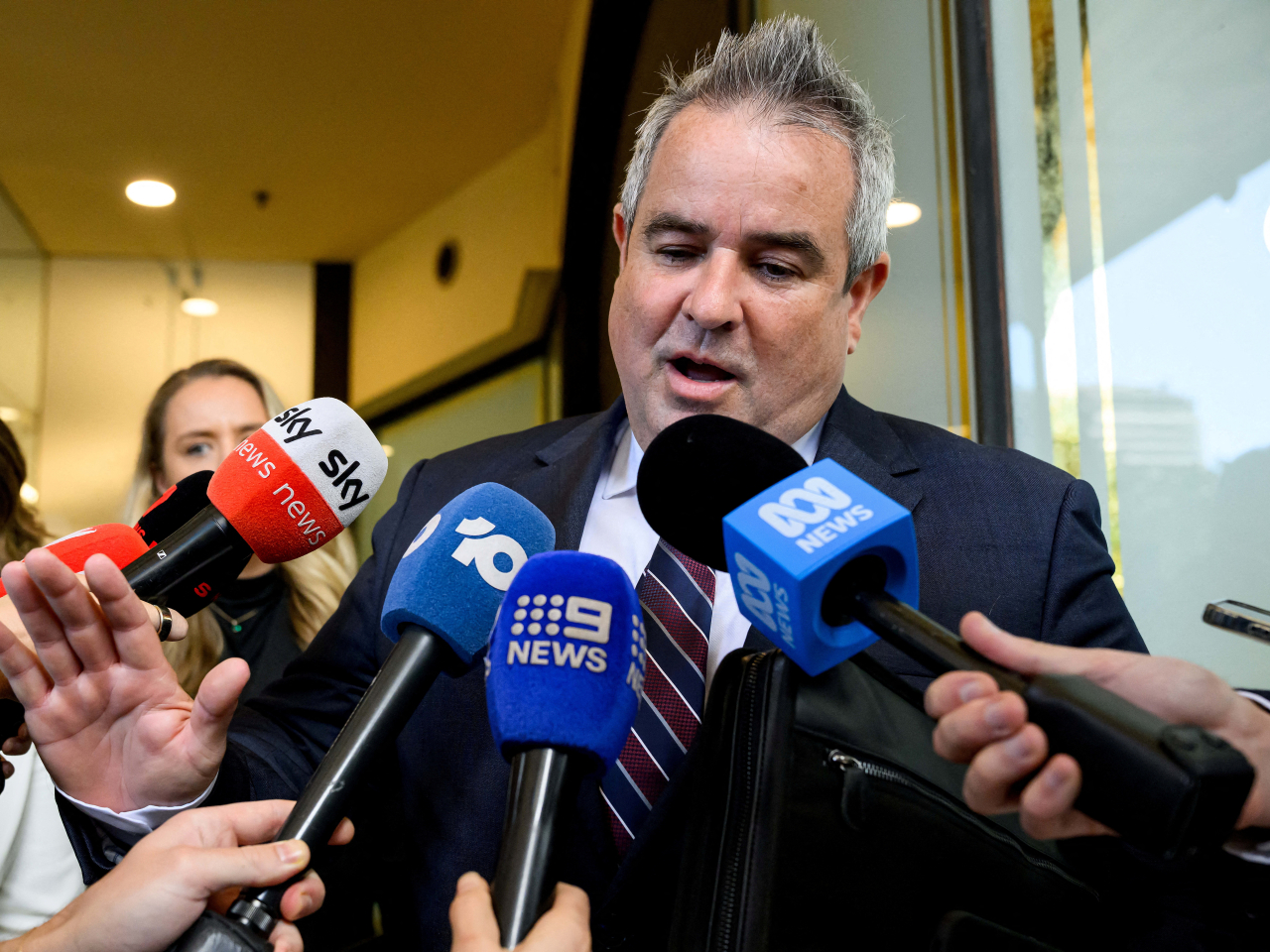 阿克拉姆的代表律師在法庭外接受訪問。（路透社）