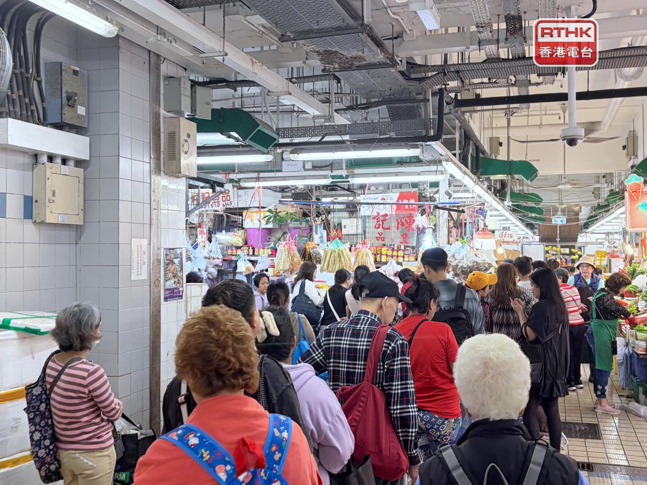 九龍城街市早上人頭湧湧。（鄧鈞尤攝）