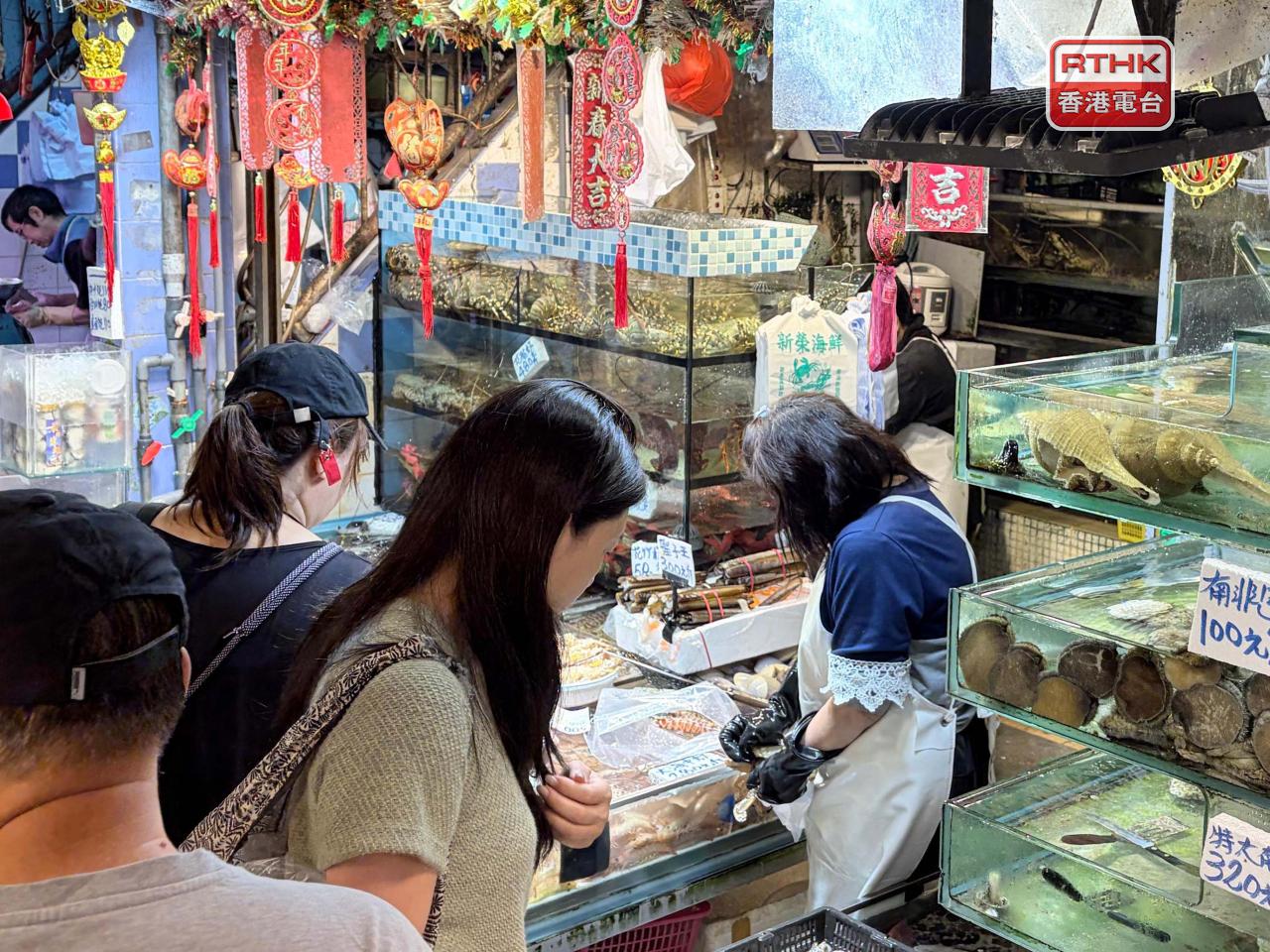 海鮮類檔負責人表示，今年平均來貨價較往年貴，以蝦和蟹的價錢加幅較大。（鄧鈞尤攝）