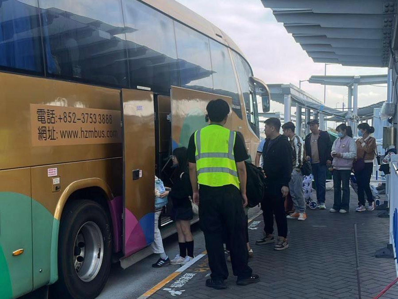 運輸署預計新春期間，會有大量市民、訪港旅客及跨境車輛過境，呼籲盡量使用公共交通工具往返。（運輸署社交網站圖片）