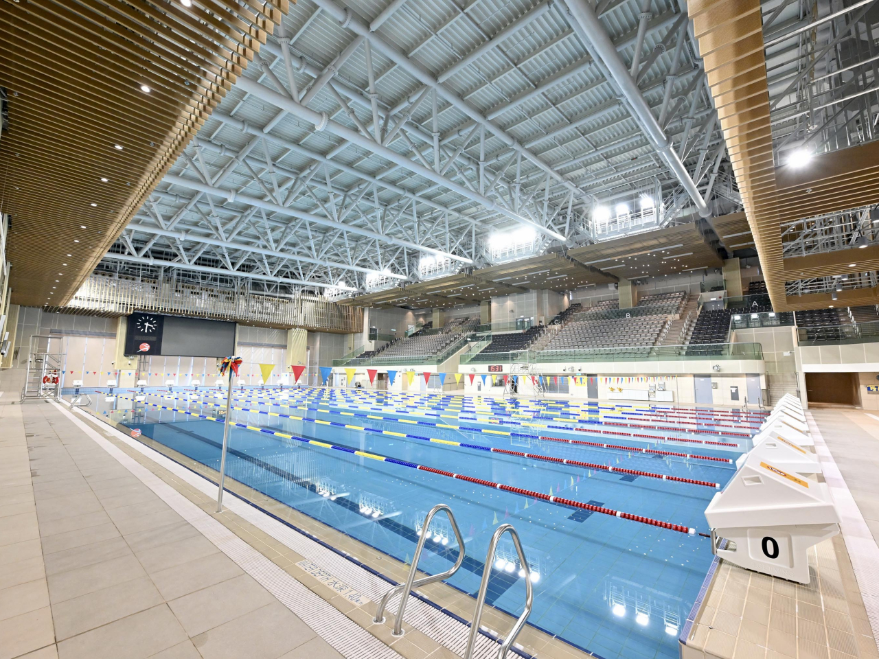 屯門游泳池可供應暖水的室內主池。（政府新聞處）