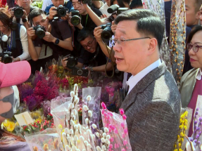 John Lee visits LNY fair in Kwun Tong