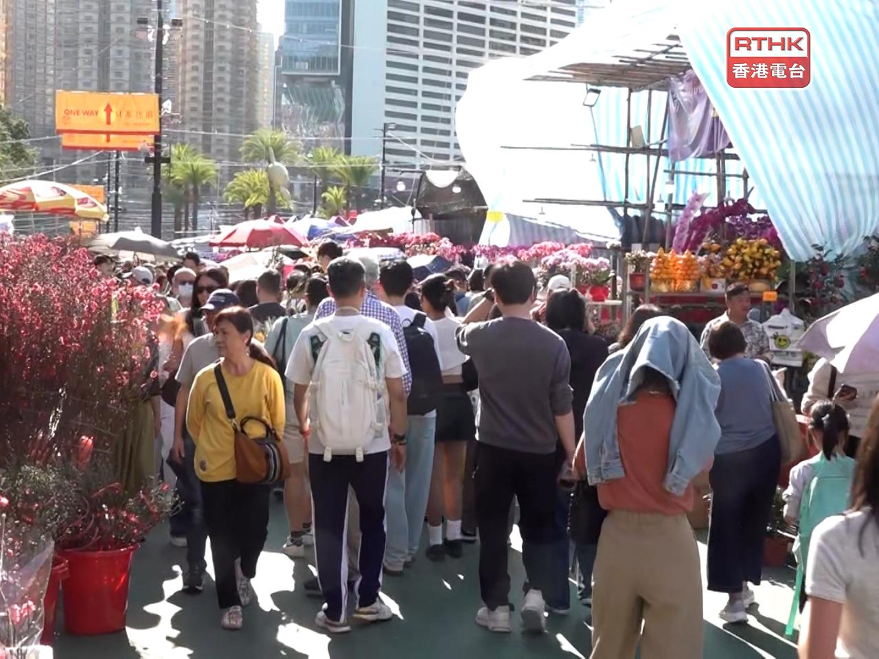 在維園年宵市場，越來越熱鬧。（施華駿攝）